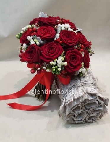 Bouquet di rose rosse confezionato.